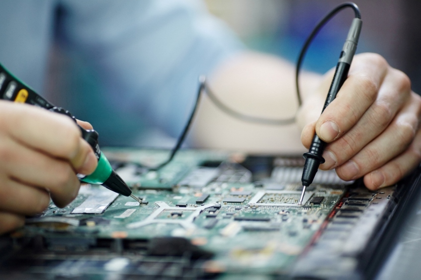 proimages/support/checking-current-laptop-circuit-boards.jpg